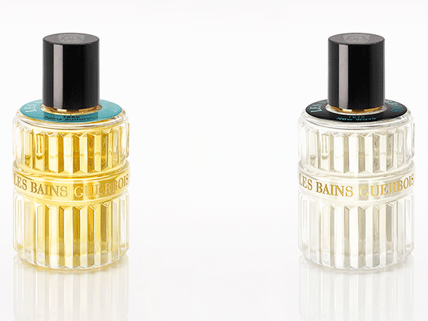 Twee parfumflacons van Les Bains Guerbois staan naast elkaar en wisselen beurtelings van referentie.